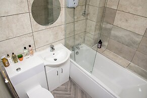 Corby - Sleeps 5 - Parking - Town Centre