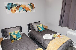 Corby - Sleeps 5 - Parking - Town Centre