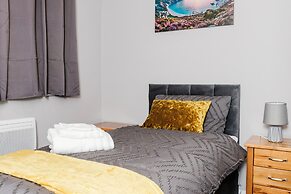 Corby - Sleeps 5 - Parking - Town Centre