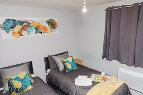 Corby - Sleeps 5 - Parking - Town Centre