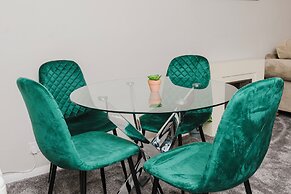 Corby - Sleeps 5 - Parking - Town Centre