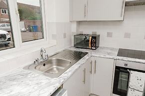 Corby - Sleeps 5 - Parking - Town Centre