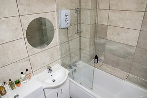 Corby - Sleeps 5 - Parking - Town Centre