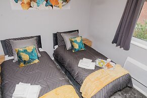 Corby - Sleeps 5 - Parking - Town Centre