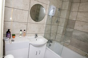 Corby - Sleeps 5 - Parking - Town Centre
