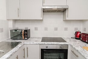 Corby - Sleeps 5 - Parking - Town Centre