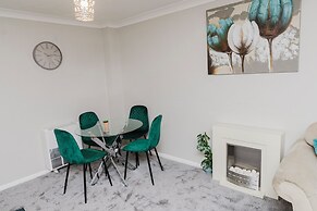 Corby - Sleeps 5 - Parking - Town Centre
