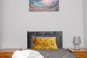 Corby - Sleeps 5 - Parking - Town Centre