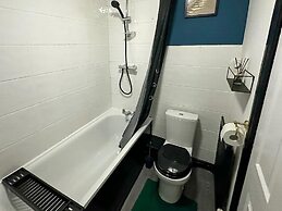 Beautiful House Off-road Free Parking