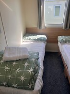 3 Bed Caravan Sleeps 8 - Parking, Bbq, Pool