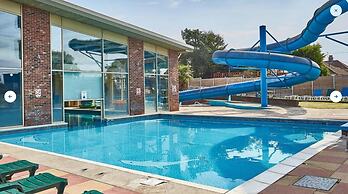 3 Bed Caravan Sleeps 8 - Parking, Bbq, Pool