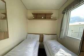 3 Bed Caravan Sleeps 8 - Parking, Bbq, Pool