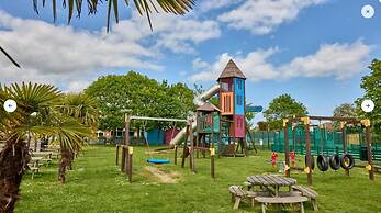 3 Bed Caravan Sleeps 8 - Parking, Bbq, Pool