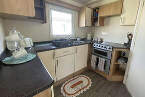 3 Bed Caravan Sleeps 8 - Parking, Bbq, Pool