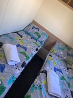 3 Bed Caravan Sleeps 8 - Parking, Bbq, Pool