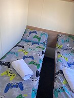 3 Bed Caravan Sleeps 8 - Parking, Bbq, Pool
