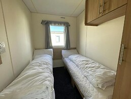 3 Bed Caravan Sleeps 8 - Parking, Bbq, Pool