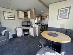 3 Bed Caravan Sleeps 8 - Parking, Bbq, Pool