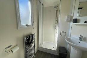 3 Bed Caravan Sleeps 8 - Parking, Bbq, Pool