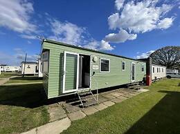 3 Bed Caravan Sleeps 8 - Parking, Bbq, Pool