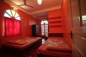 Holi-Wood Guesthouse