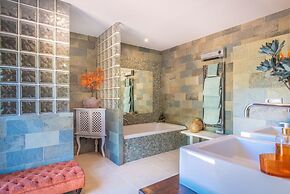Luxury Villa - Sleeps up to 8 & Infinity Pool