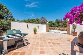 Luxury Villa - Sleeps up to 8 & Infinity Pool