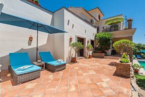 Luxury Villa - Sleeps up to 8 & Infinity Pool