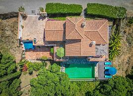 Luxury Villa - Sleeps up to 8 & Infinity Pool