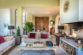 Luxury Villa - Sleeps up to 8 & Infinity Pool
