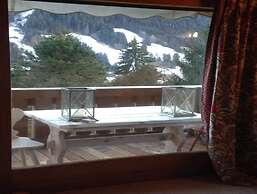 Cosy Chalet With top View