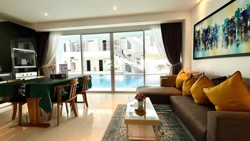 B12a - 2 Bdr Condo With Pool Access, Karon Beach