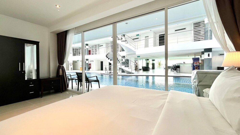 B12a - 2 Bdr Condo With Pool Access, Karon Beach