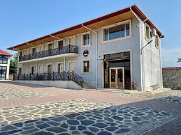 DELUXE FAMILY HOTEL