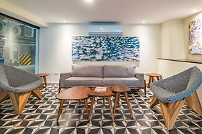 2 BR Condo Rooftop Gym & Pool - Veronica
