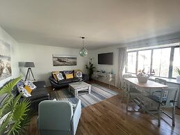 Stunning Coastal Retreat -mins From Harbour/beach