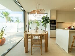 Sunny Villa by Platja Ardiaca