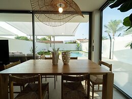 Sunny Villa by Platja Ardiaca