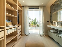 Sunny Villa by Platja Ardiaca