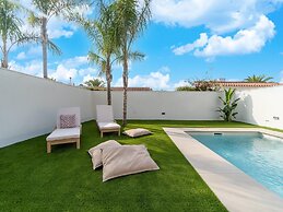 Sunny Villa by Platja Ardiaca