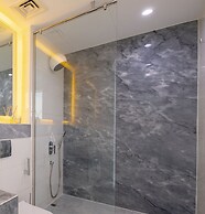 LUX  Pad Executive Suite Canal View 5