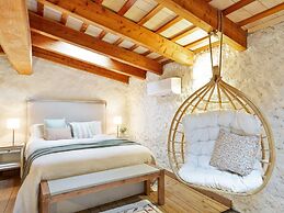 Charming Stone House Near Beach Retreat