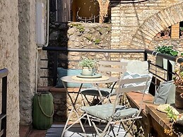 Charming Stone House Near Beach Retreat
