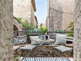 Charming Stone House Near Beach Retreat