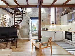 Charming Stone House Near Beach Retreat