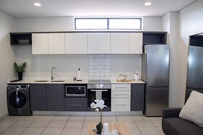 Contemporary Spacious & Comfortable Apartment