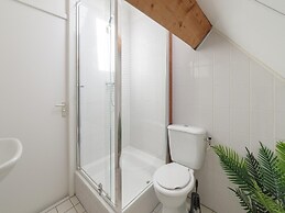 Spacious Holiday Home With Garden