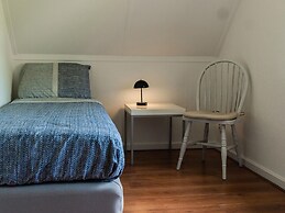 Cozy Forest-edge Getaway