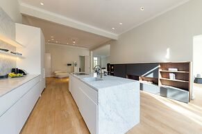 Luxurious 3-Bedroom 280sqm center