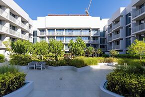 Waves - Urban Chic 1BR Apt With Maid